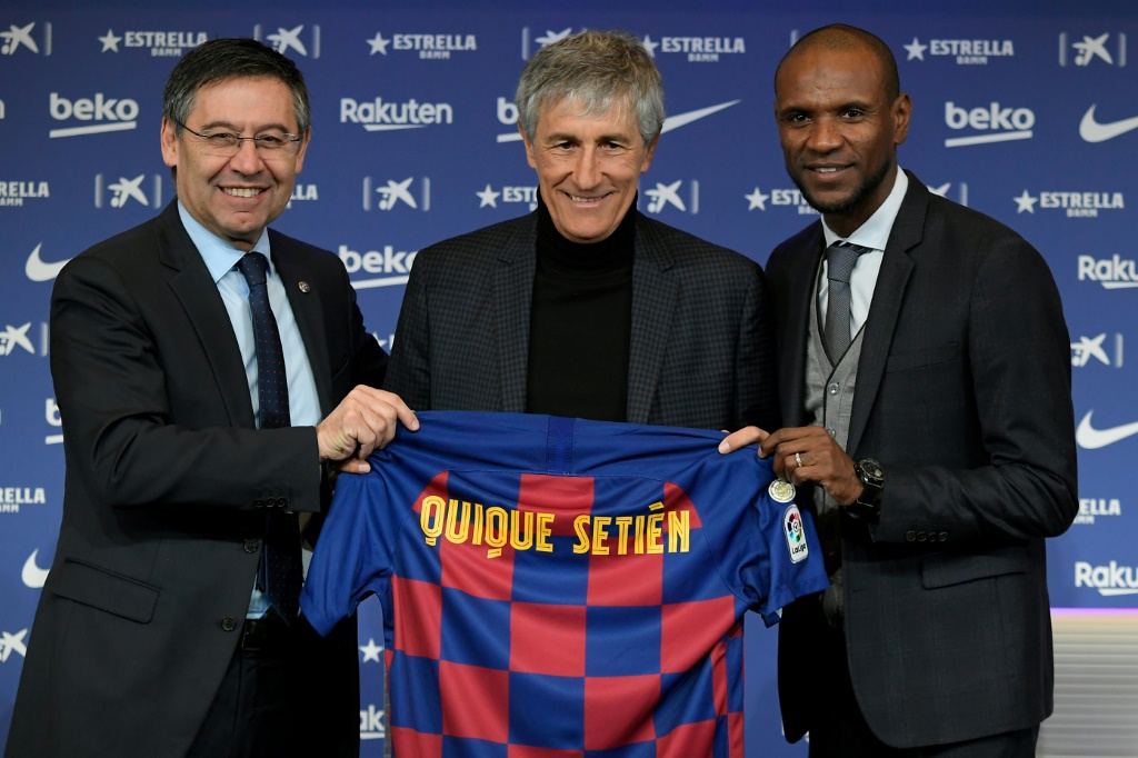 Eric Abidal pose aux côtés de l'ex-entraîneur du FC Barcelone Quique Setien et le président du club Josep Maria Bartomeu le 14 janvier 2020