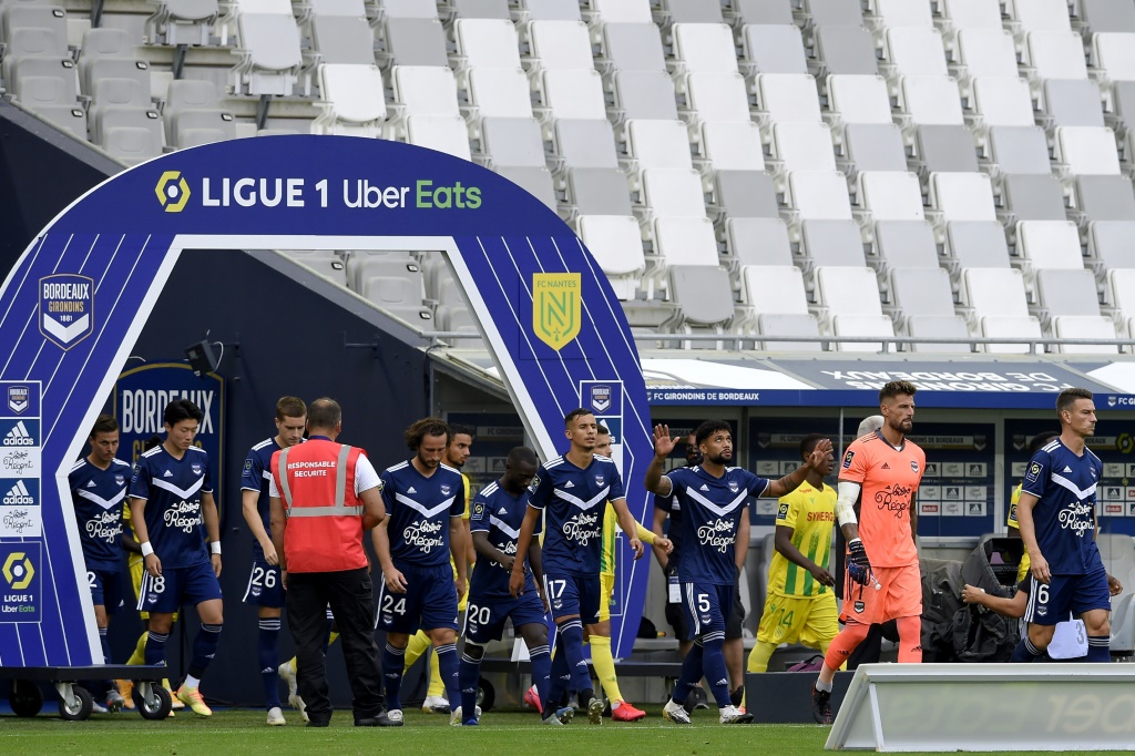 L'entrée sur le terrain des joueurs de Bordeaux et de Nantes pour le match de Ligue 1 au stade Matmut-Atlantique de Bordeaux