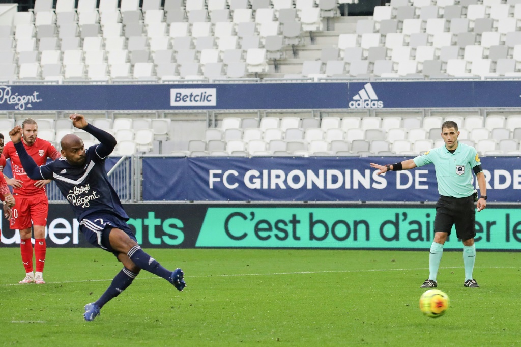 L'attaquant des Girondins Jimmy Briand manque sur penalty contre Nîmes