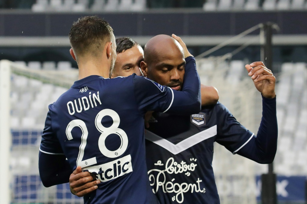 L'attaquant de Bordeaux Jimmy Briand félicité par ses coéquipiers après son penalty réussi contre Nîmes