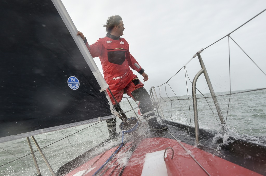 Le skipper français Yannick Bestaven à bord de son Imoca 60 "Maître Coq" le 7 octobre 2020 au large de la Rochelle quelques semaines avant le départ du Vendée Globe