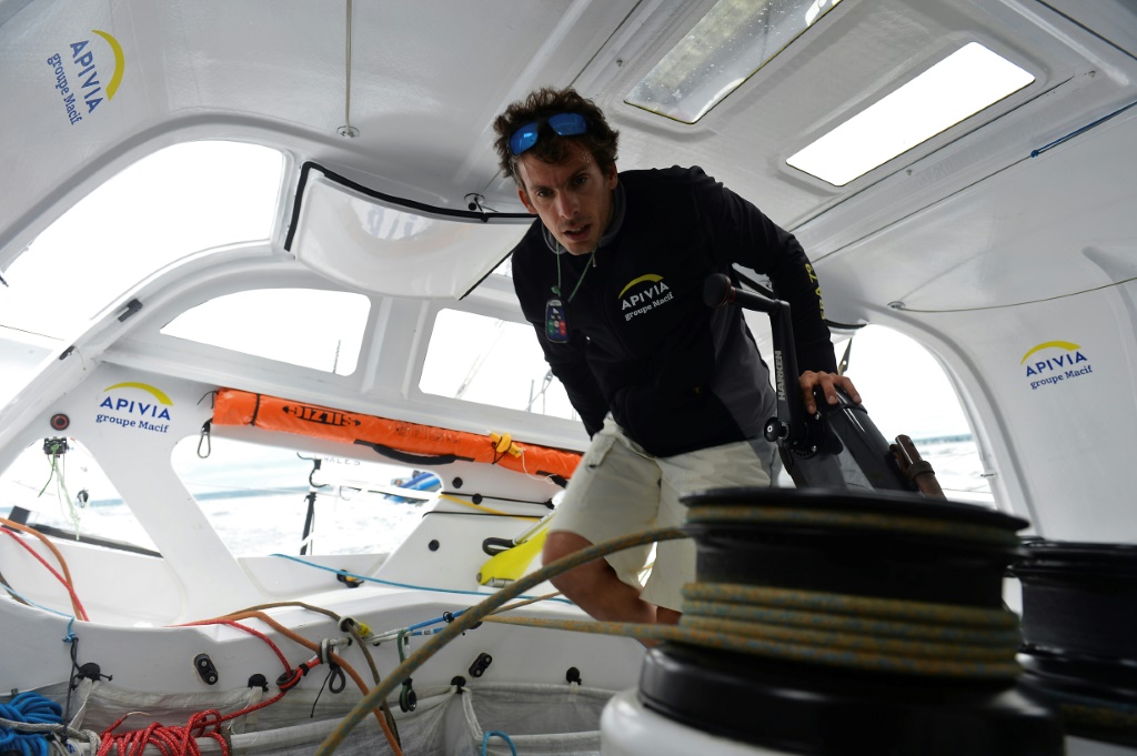 Le navigateur français Charlie Dalin à bord de son monocoque "Apivia"