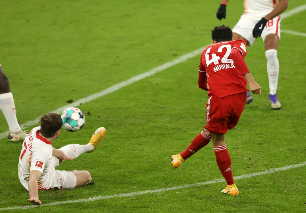 Le milieu Jamal Musiala (d) égalise pour le Bayern lors du match de Bundesliga face à Leipzig