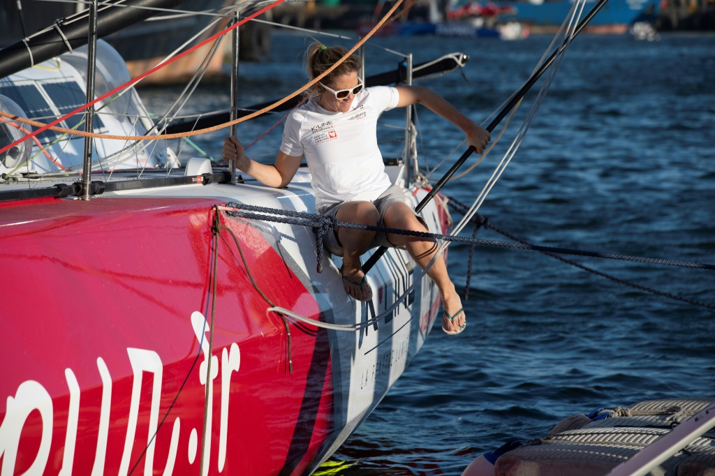 La skipper britannique Samantha Davies juchée sur son voilier "Initiative Coeur" au large du Cap