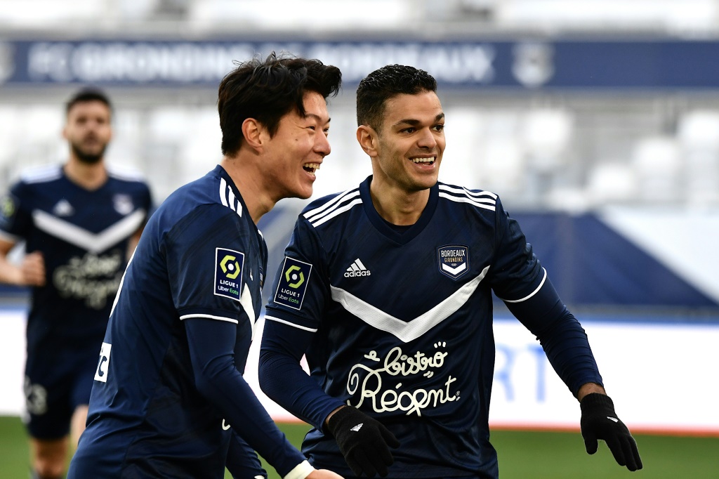 L'attaquant sud-coréen des Girondins Hwang Ui-jo (g) fête un but avec son coéquipier Hatem Ben Arfa