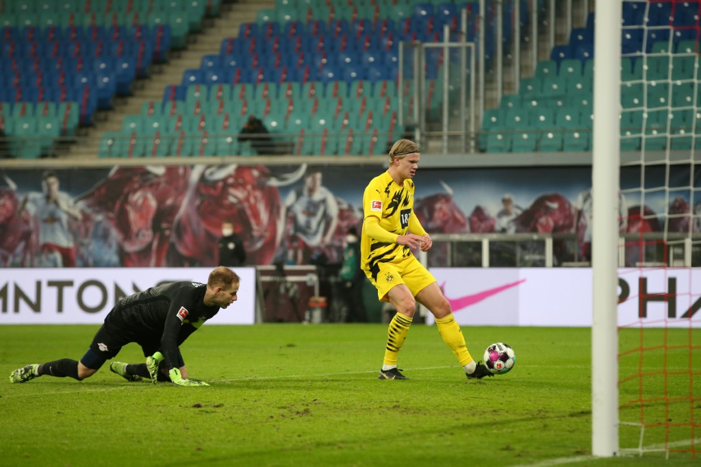L'attaquant norvégien Erling Braut Haaland marque le 3e but pour Dortmund lors du match de Bundesliga à Leipzig