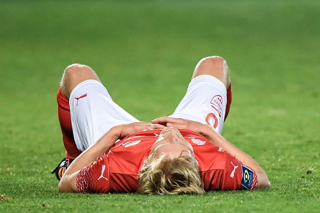 La réaction du défenseur norvégien Birger Meling après la défaite et la relégation de Nîmes à l'issue du match de Ligue 1 à domicile contre Lyon