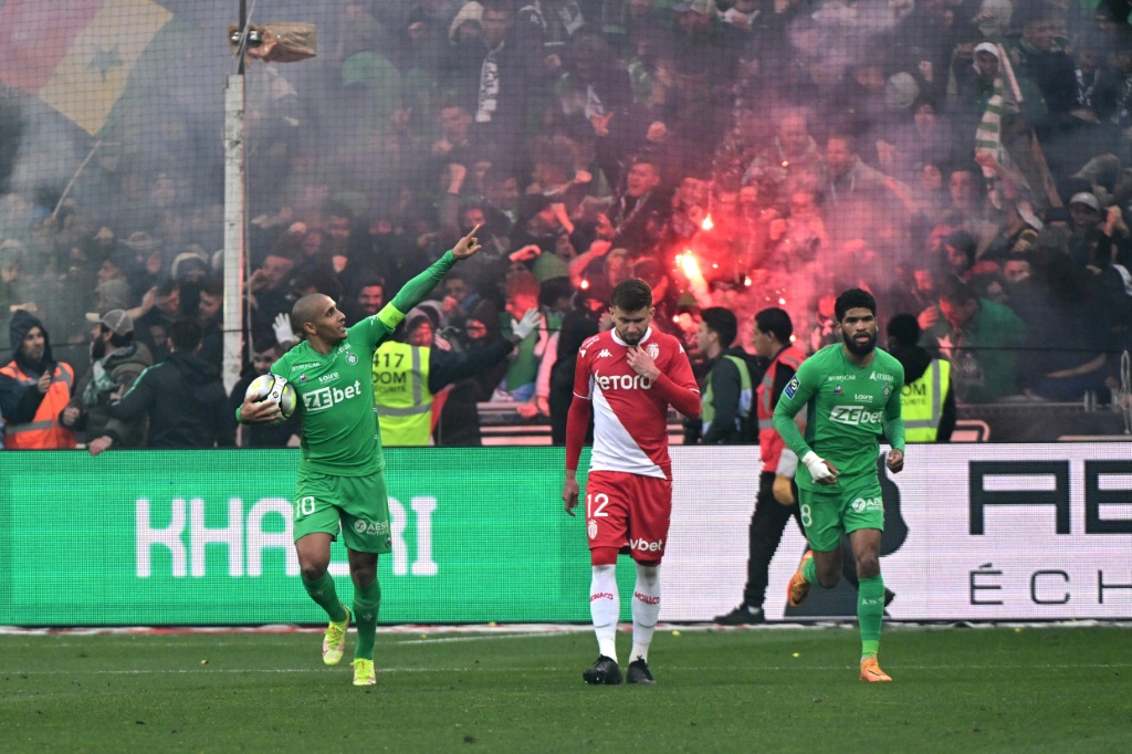 La joie du milieu de terrain tunisien de Saint-Etienne Wahbi Khazri, après avoir réduit le score sur penalty face à Monaoco, lors de la 34e journée de Ligue 1, le 23 avril 2022 au Stade Geoffroy-Guichard