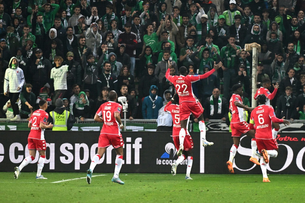 La joie des Monégasques, après le 4e but marqué contre Saint-Etienne, lors de la 34e journée de Ligue 1, le 23 avril 2022 au Stade Geoffroy-Guichard