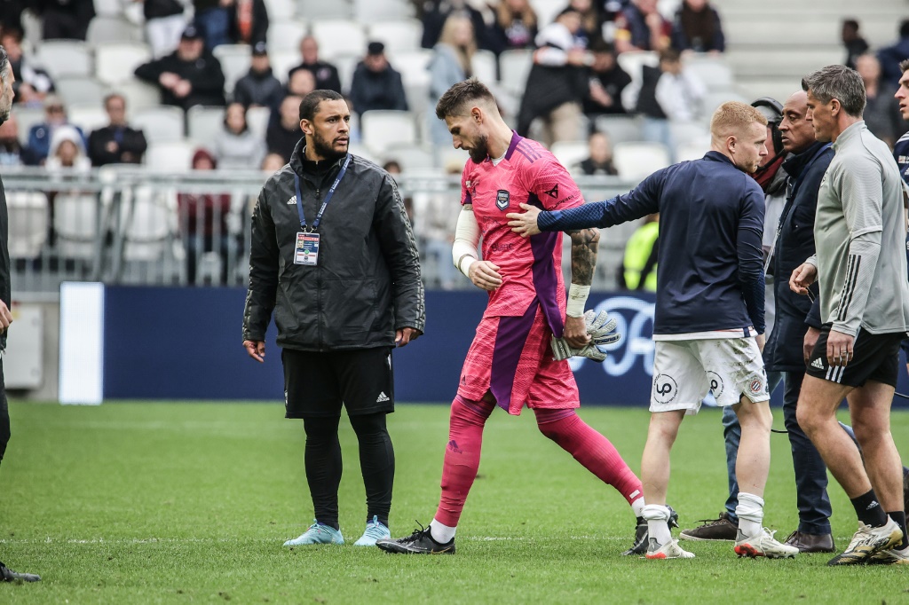 Le gardien de but bordelais Benoît Costil quitte le terrain sous les huées des supporters, après la défaite à domicile, 2-0 face à Montpellier, lors de la 29e journée de Ligue 1, le 20 mars 2022 au Stade Matmut Atlantique