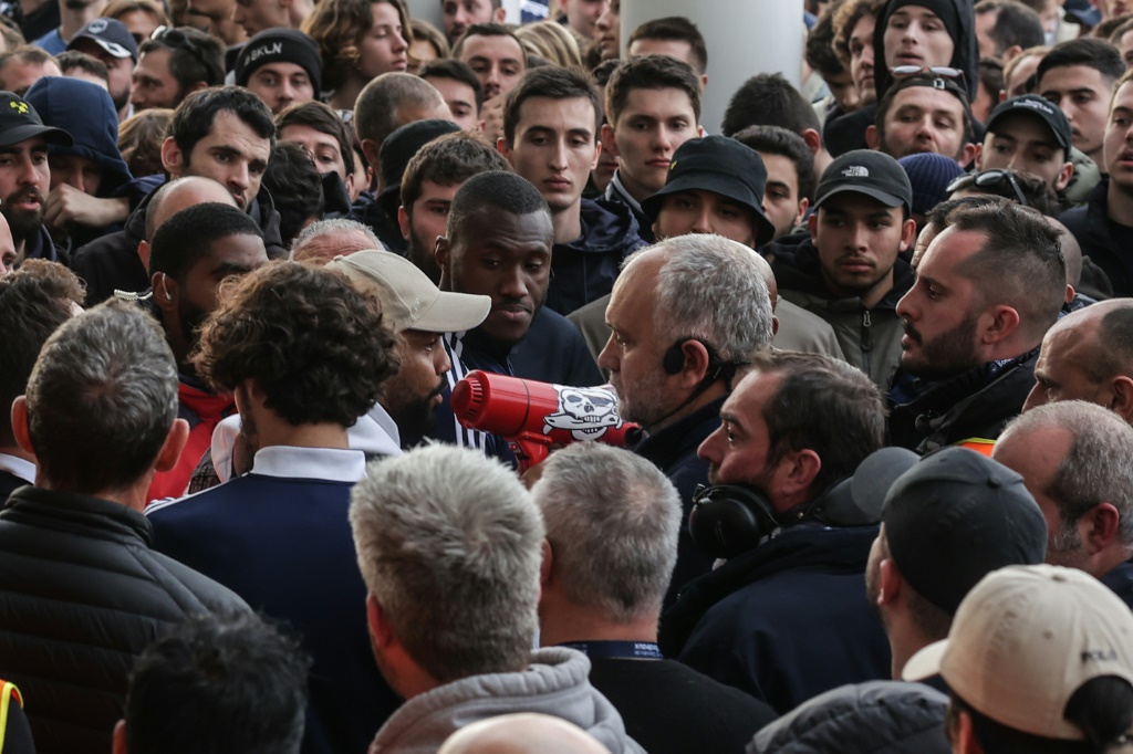 L'attaquant bordelais Jimmy Briand s'adresse aux supporters en colère, après la défaite à domicile, 2-0 face à Montpellier, le 20 mars 2022 aux abords du Stade Matmut Atlantique