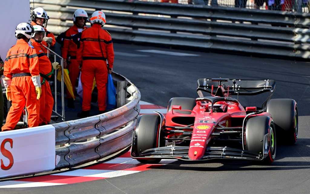 Le pilote Ferrari Charles Leclerc négocie une chicane lors des essais libres du GP de Monaco