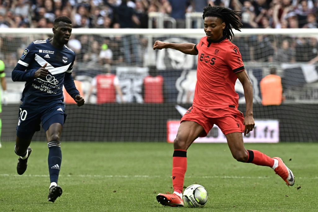 Le milieu de terrain de Nice Khephren Thuram passe le ballon, sous le regard de l'attaquant sénégalais de Bordeaux Mbaye Niang, lors de la 35e journée de Ligue 1, le 1er mai 2022 au Matmut Atlantique Stadium