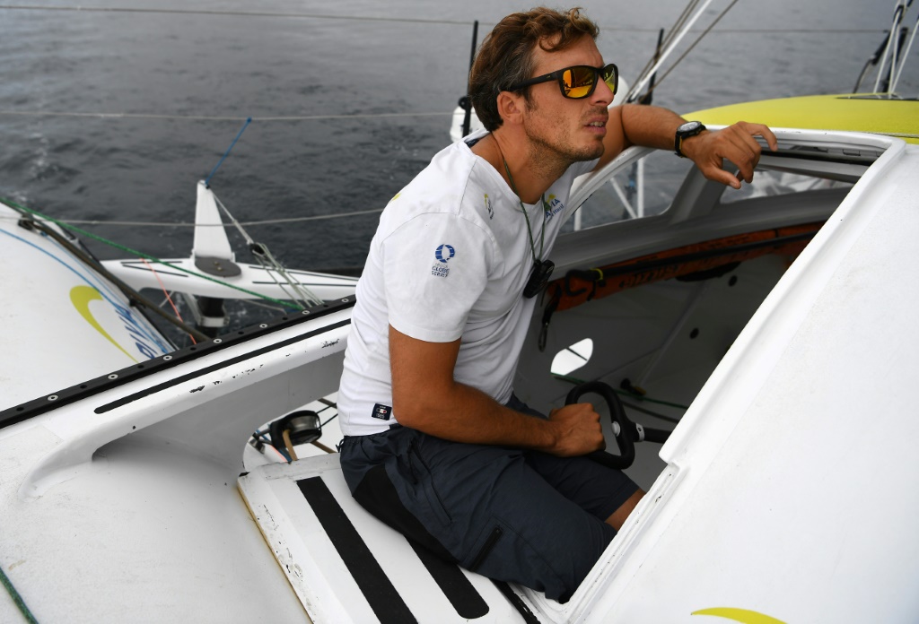 Le navigateur français Charlie Dalin à bord du class Imoca Apiva lors d'une sortie d'entraînement, le 24 septembre 2021 à Concarneau