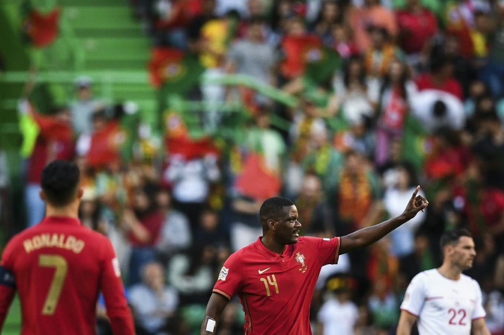 William Carvalho et son capitaine Cristiano Ronaldo ont marqué dans le large succès du Portugal contre la Suisse à Lisbonne, le 5 juin 2022