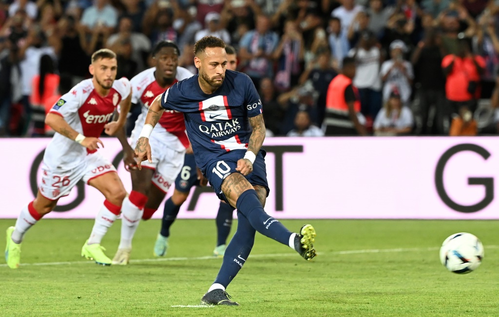 Un pénalty de Neymar offre l'égalisation au PSG contre l'AS Monaco au Parc des Princes