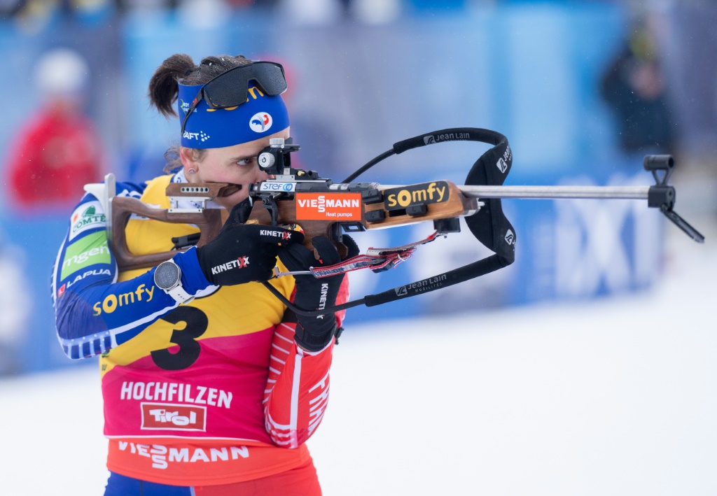 La Française Julia Simon lors de la poursuite féminine de 10 km de la Coupe du monde de biathlon à Hochfilzen